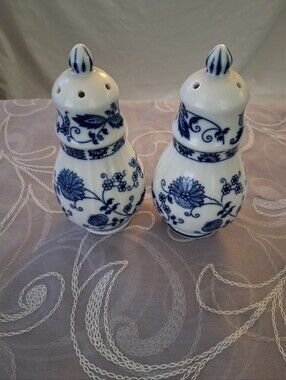 Vienna Woods Vintage Fine China Blue Onion  Ceramic Salt & Pepper Shakers